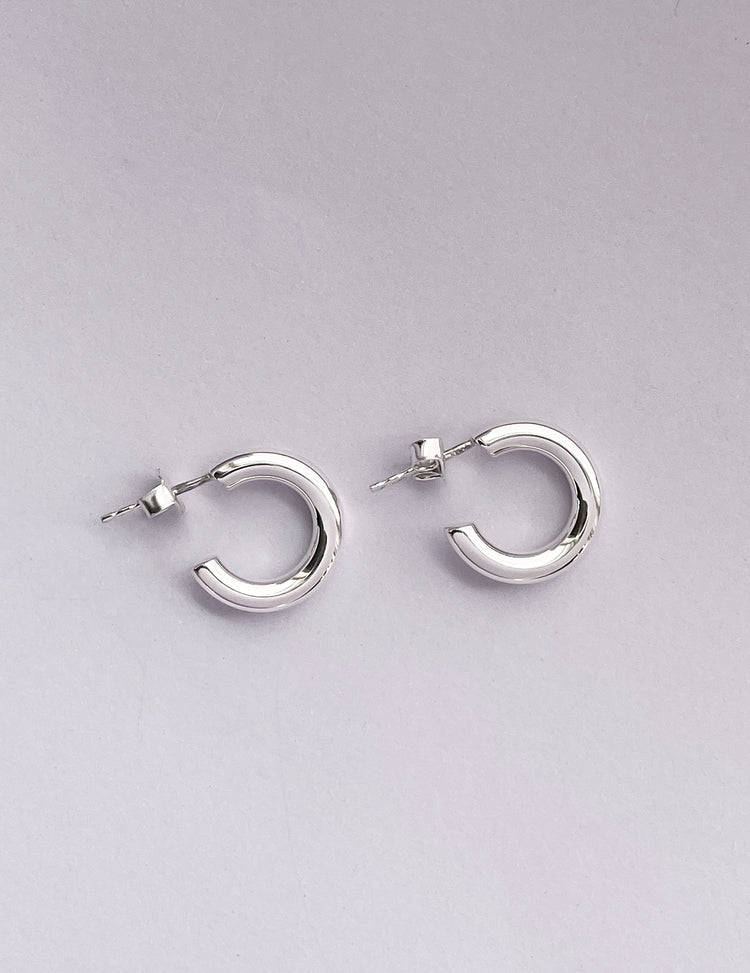 örhängen med ringar i blankt silver