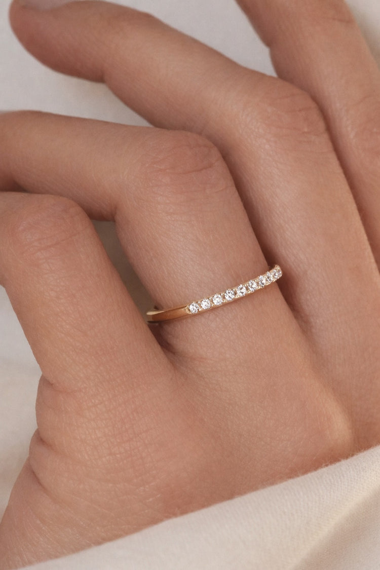 Vigselring i guld med diamanter. Alliiansring i 18k. guld.