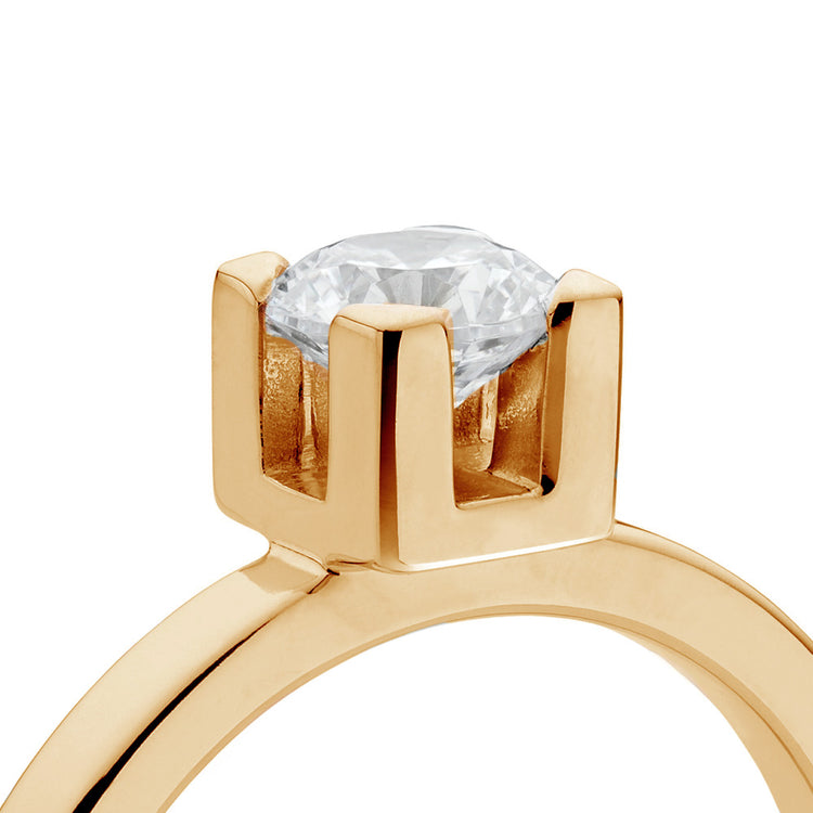 Guldring med en diamant i boxfattning