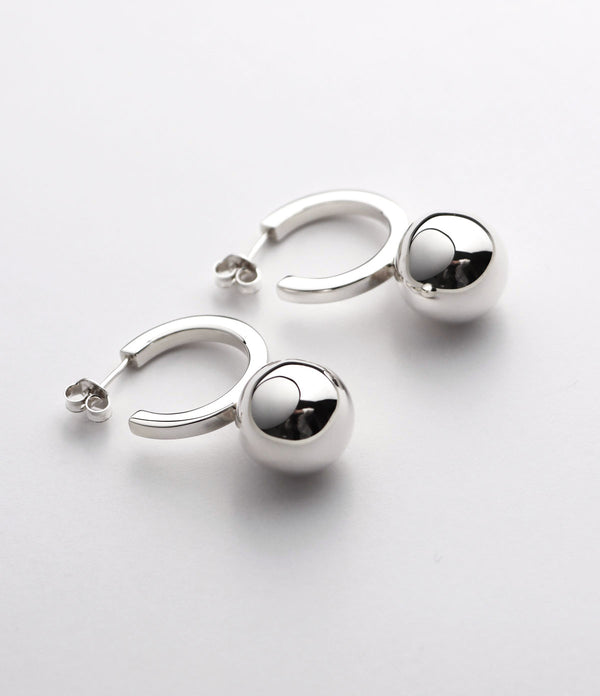 Silverörhängen med ringar och stora kulor.