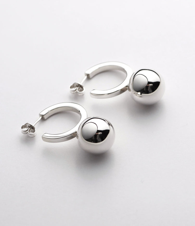 Silverörhängen med ringar och stora kulor.