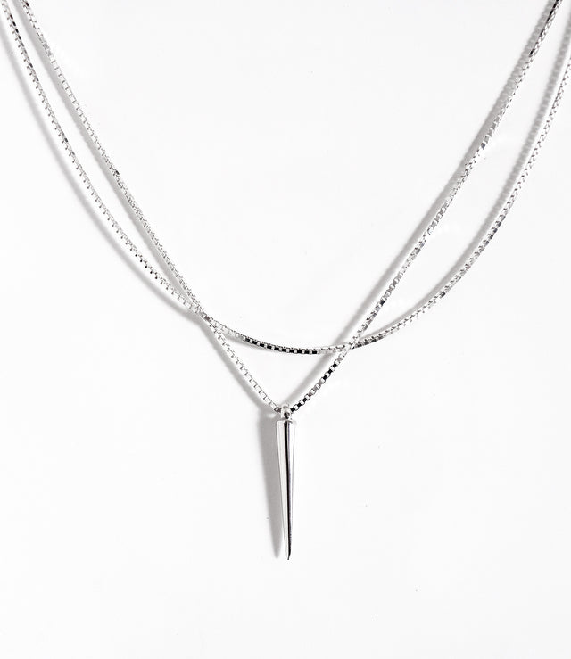 Silverhalsband med en kedja virad två varv med ett spetsigt hängsmycke.