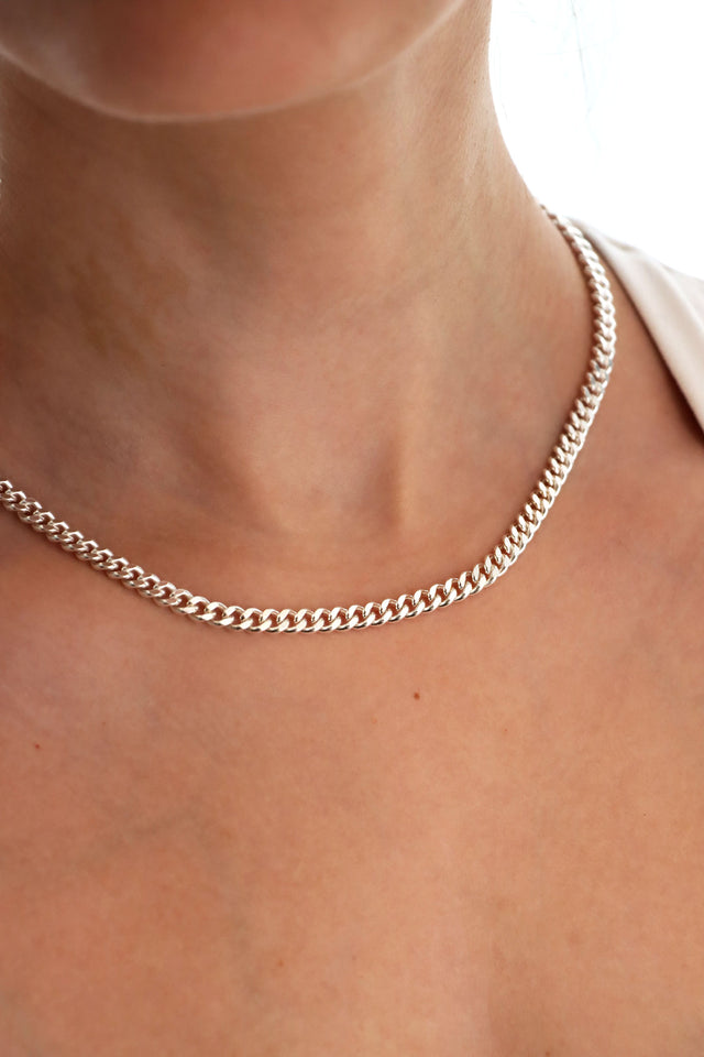 kvinna som bär halsband med 5 mm bred pansar kedja i äkta silver