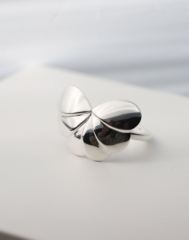 Silverringen Fly With Me som har en solfjäder av vingar.