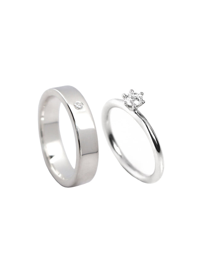 Par med förlovningsringar i silver med diamanter till dam och herr.