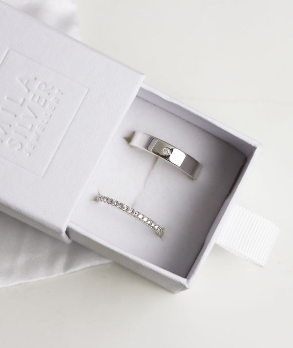 Ring par med vigsel eller förlovningsringar till dam och herr, placerade i en vit ask från Mila Silver