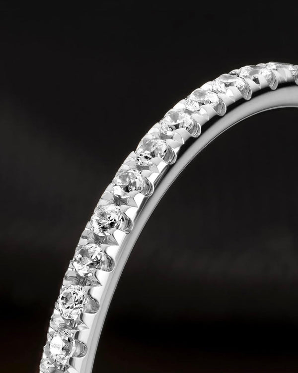 Diamantring med många små briljantslipade diamanter