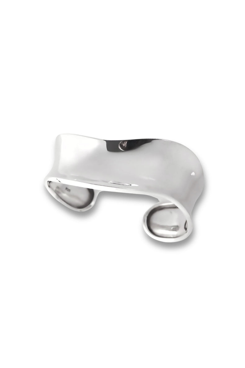 Brett silverarmband med vågig form.