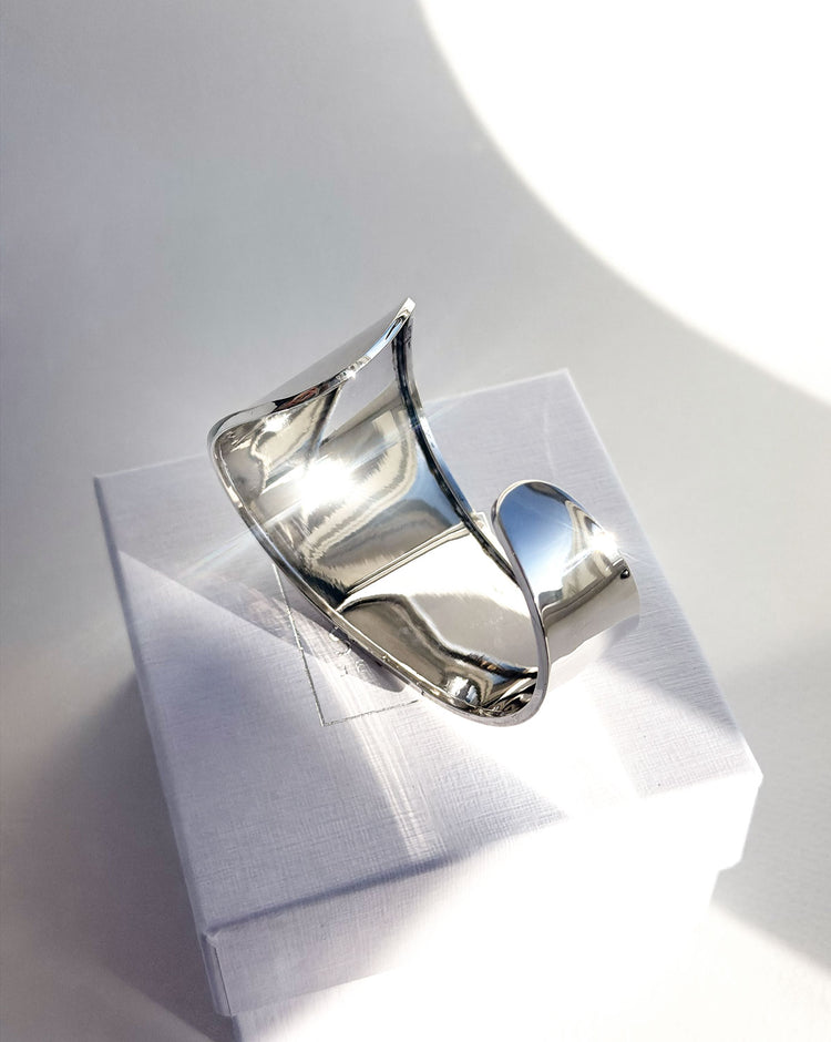 Brett, stelt silverarmband placerat på en smyckesask från Mila Silver