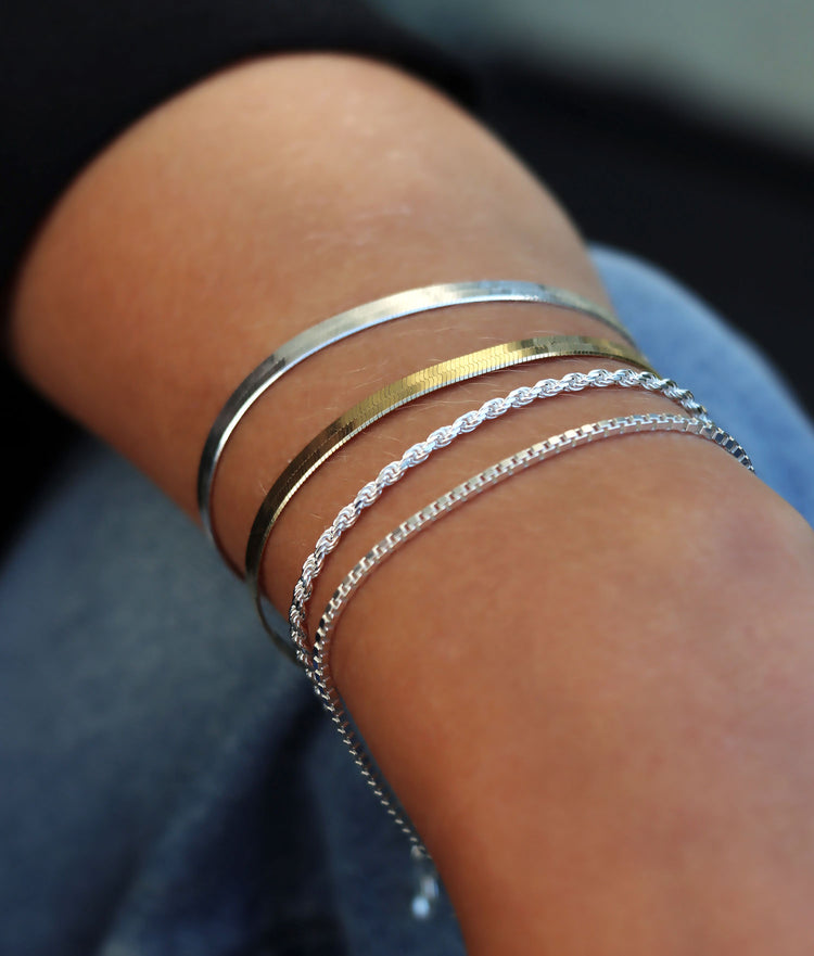 armband stack med flera tunna armband. Rope kedja, box kedja och snake kedja.