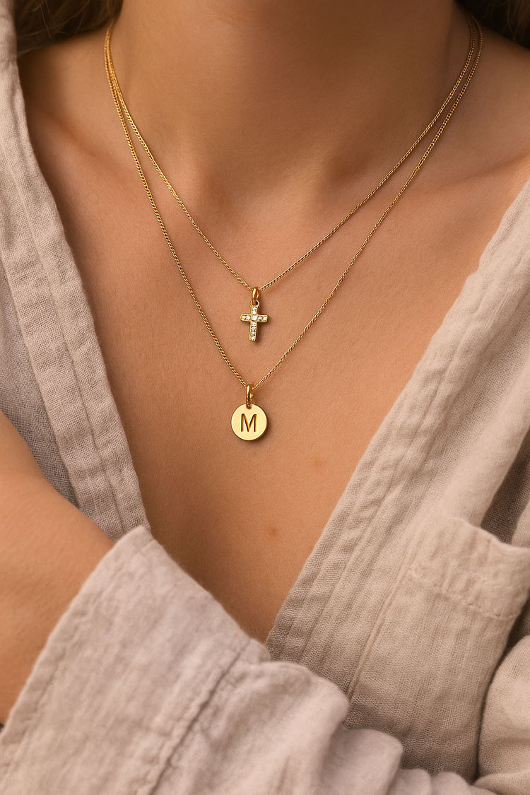 Bokstavsberlock 18k. guld, A-Ö, graverad, Rakt typsnitt