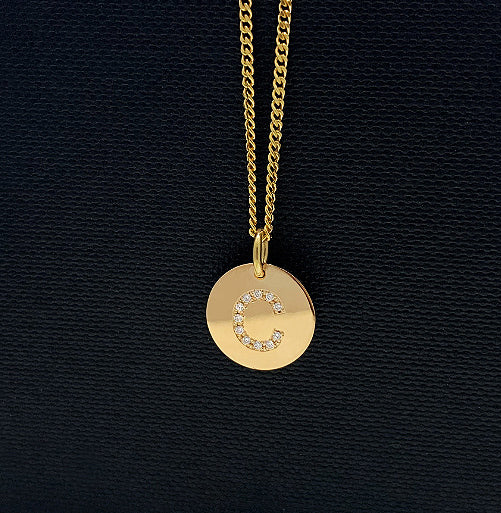 Bokstavsberlock i äkta guld med diamantbokstav C + pansarkedja i guld.