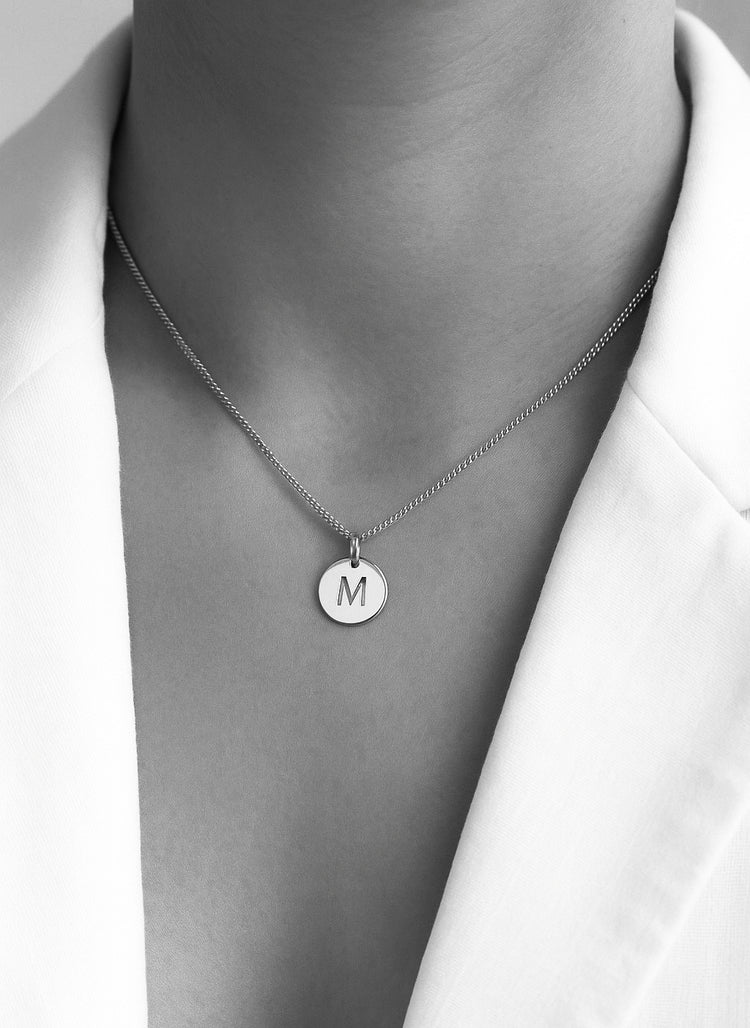 Bokstavsberlock silver, Bricka, Graverad bokstav A-Ö, Rakt typsnitt