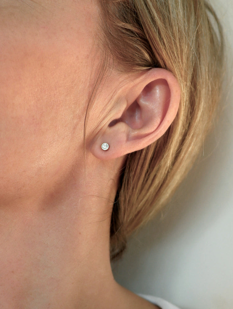 Tjej som bär små diamantörhängen