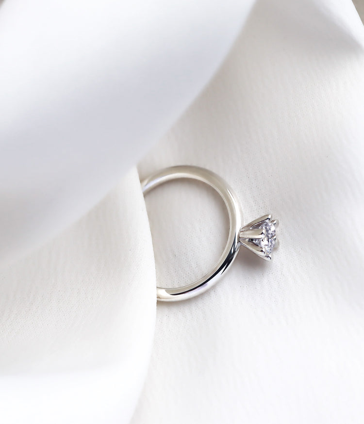 Silverring med 0,5 ct diamant infattad i krona.
