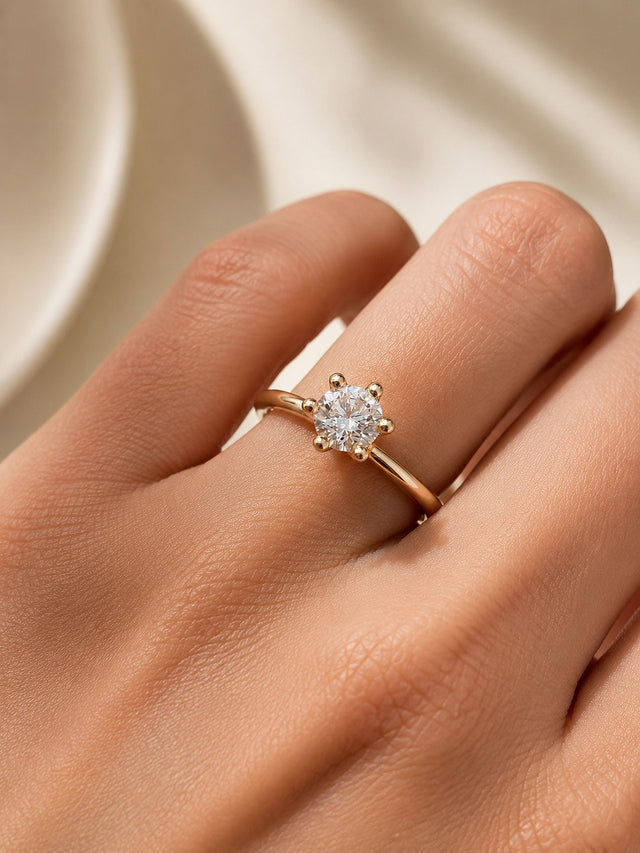 Förlovningsring i guld med rund briljantslipad diamant 0,3 ct.
