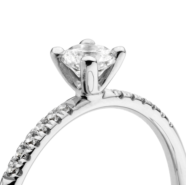 Solitärring med sidostenar. Diamantring i silver. Förlovningsring