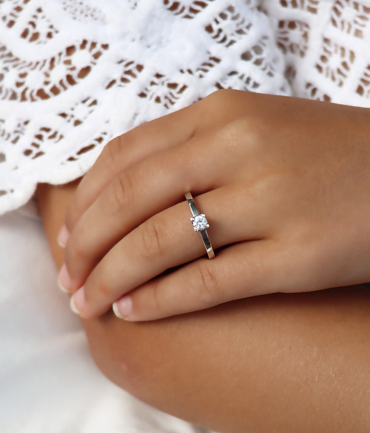 Silverring med 0,25 ct diamant. Fyrkantig fattning. Bärs som vigsel eller förlovningsring.