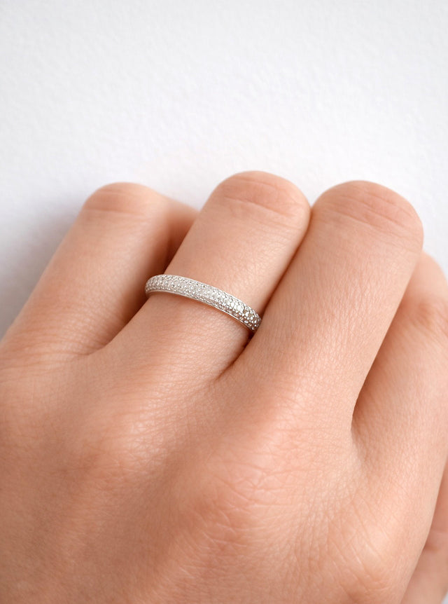 Vigselring i silver med diamanter. Alliansring med många små diamanter nedsänkta i ringen.