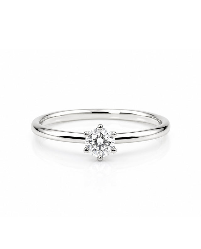 Silverring med 0,5 ct diamant infattad i krona. Förlovningsring till dam