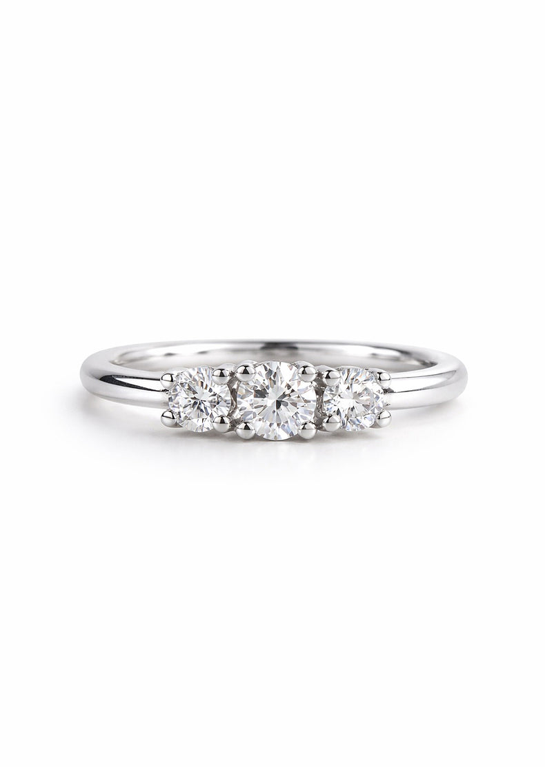 Trestensring med tre diamanter på rad. Silverring med diamanter till vigsel eller förlovning.