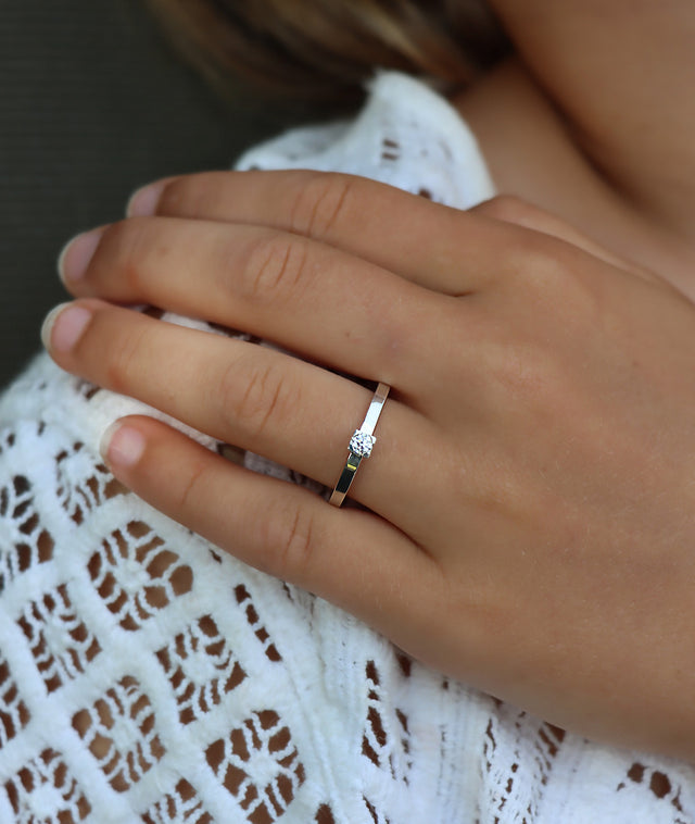 Förlovningsring i silver till dam med 0,10 ct. diamant