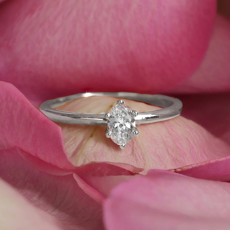 June Diamantring Oval diamant, Vigsel / Förlovningsring | 18k. vitguld