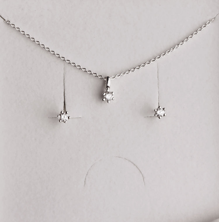 Set med örhängen och halsband med diamanter.