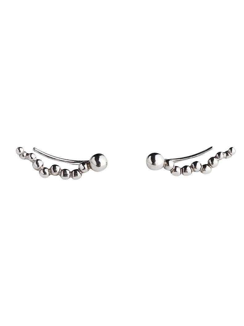 Örhängen I silver med bågar av små silverkulor.