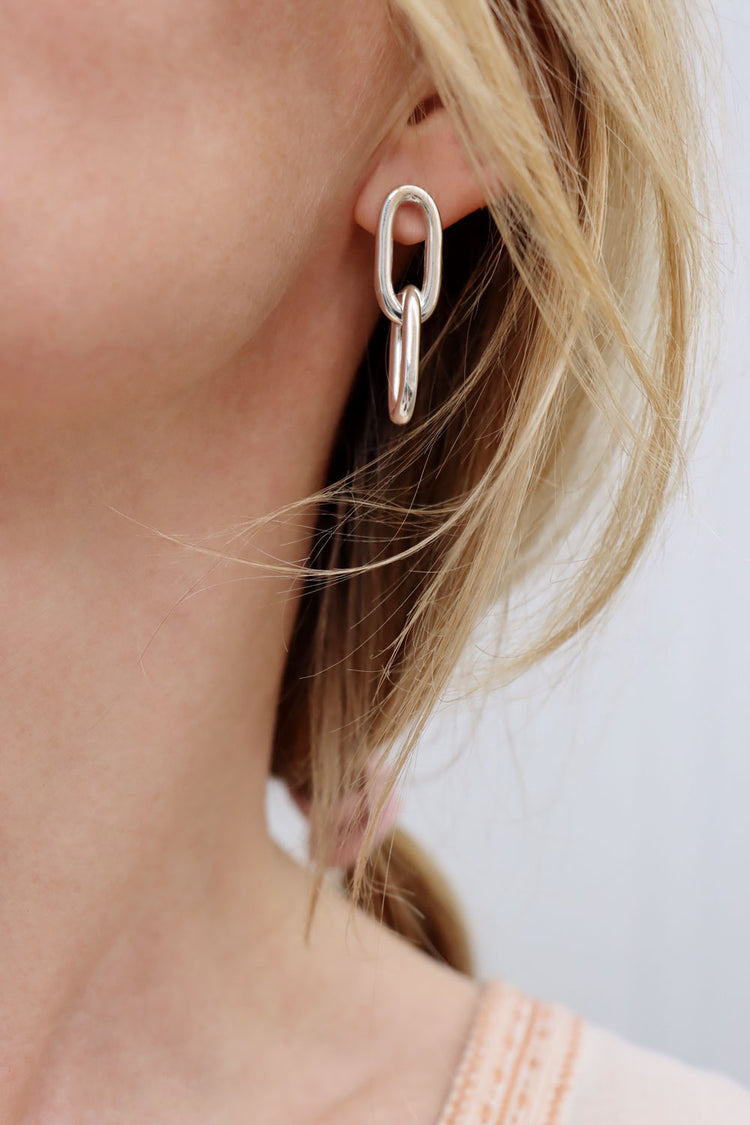 örhängen med hängande länkar