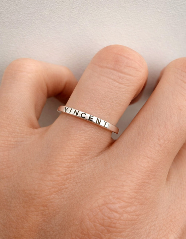 Silverring med utvändig gravyr, graverat namn.