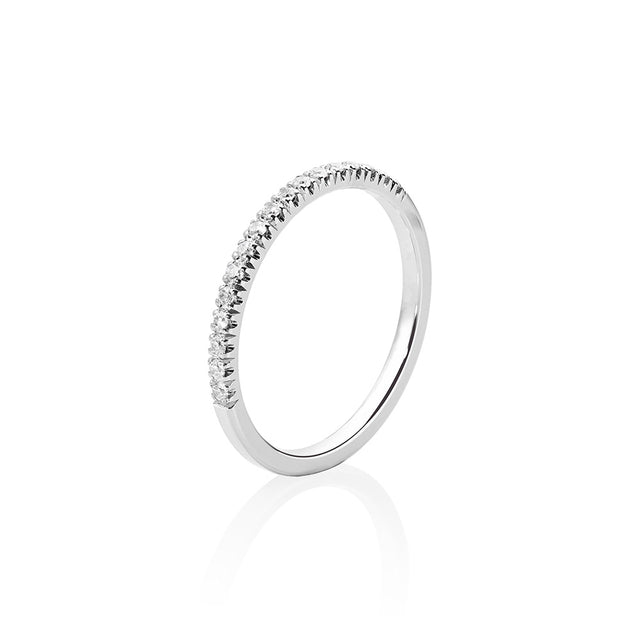 Diamantring i silver med ring av fyrkantig ring-skena. Halva ringen är infattad med små diamanter på rad.