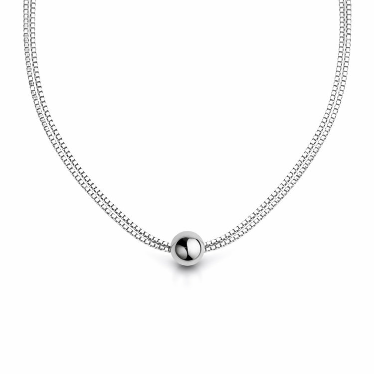 Silverhalsband till dam med dubbla kedjor som går genom en silverkula.