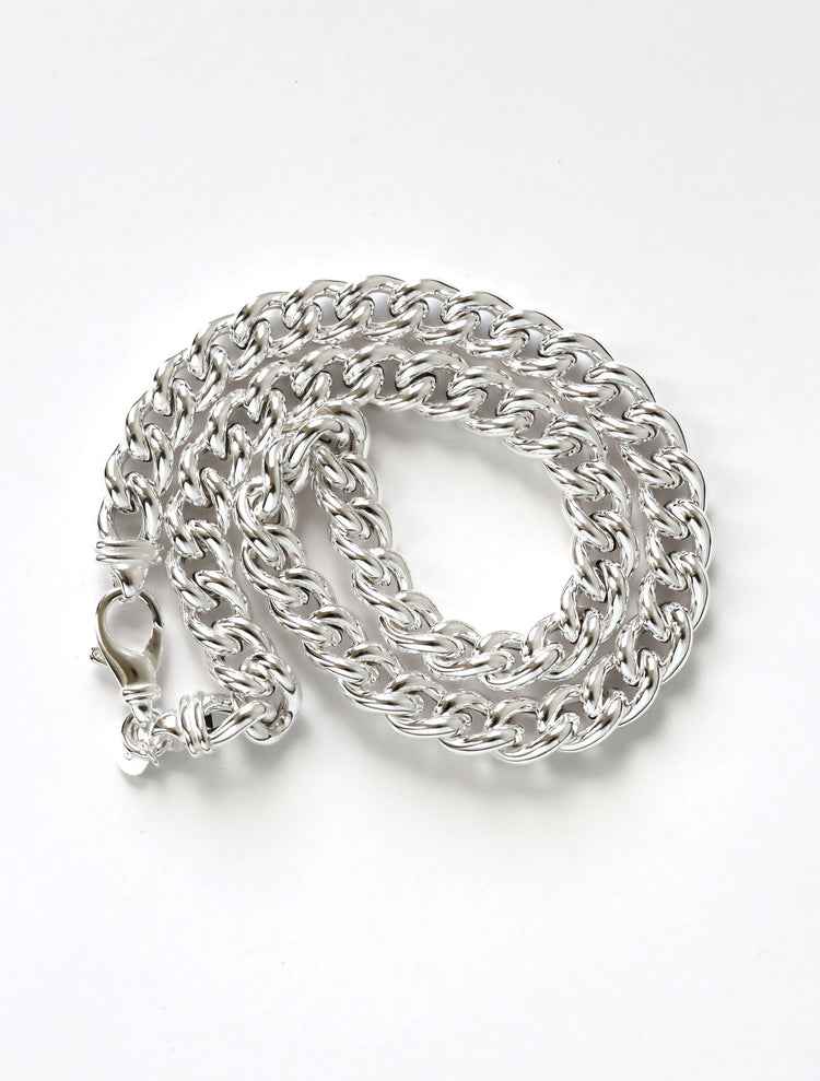 Ihoprullad kedja som har breda länkar och silverlås