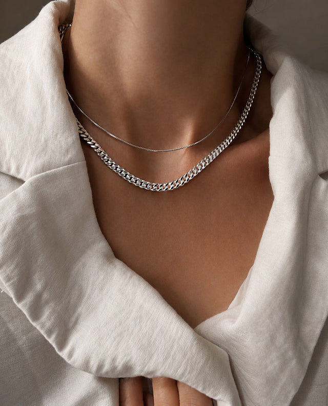 Kvinna som bär ett Pansarkedja halsband i silver, 5 mm brett.