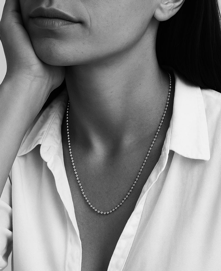 tjej som bär ett halsband med kulkedja i silver, 60 cm lång