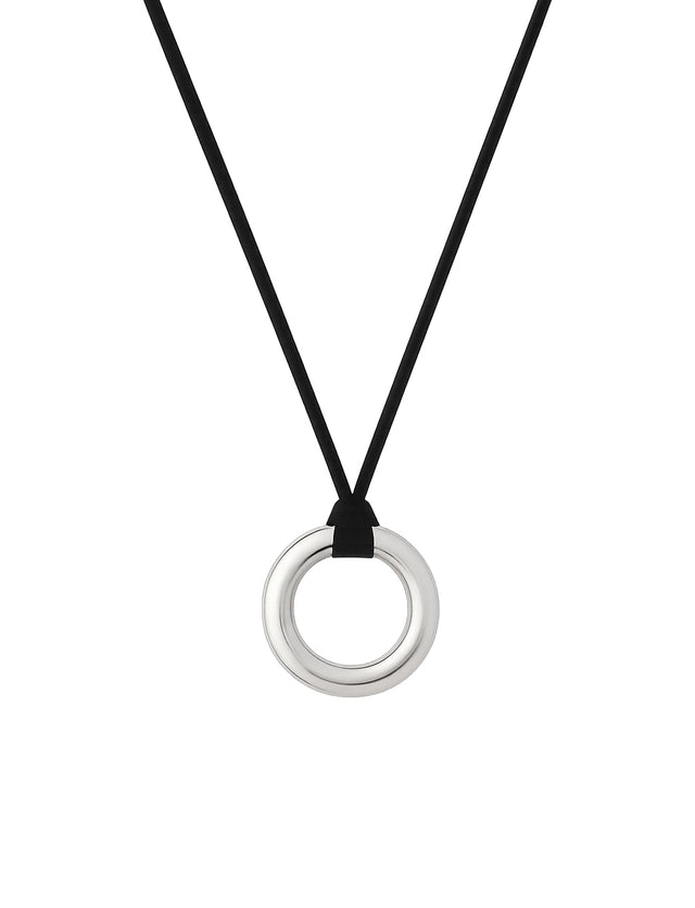 Halsband med silverring i läderband.