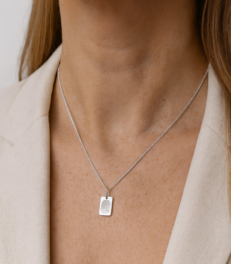 Halsband i silver med eget graverat fingeravtryck till dam.