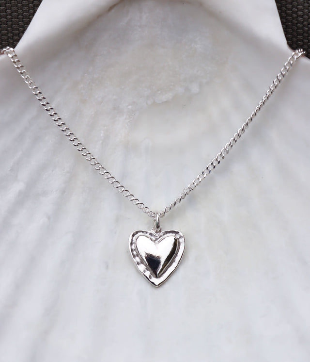 silverhalsband med silverkedja i pansarkedja