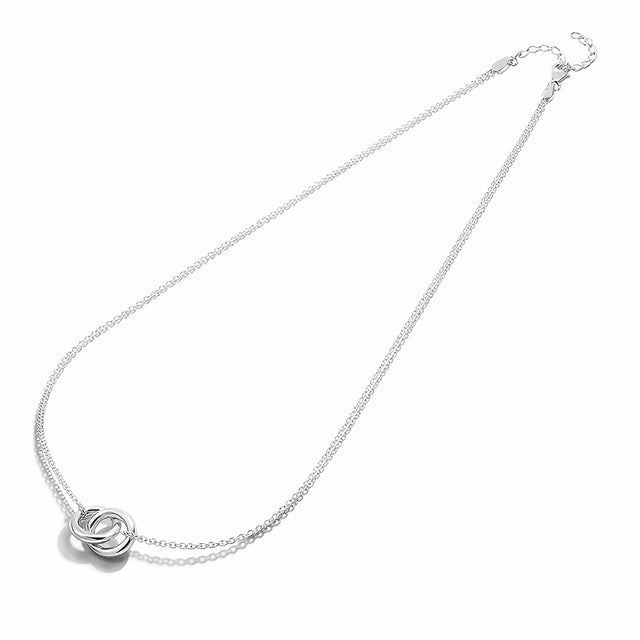 Silverhalsband med dubbla ringar i kedjor.