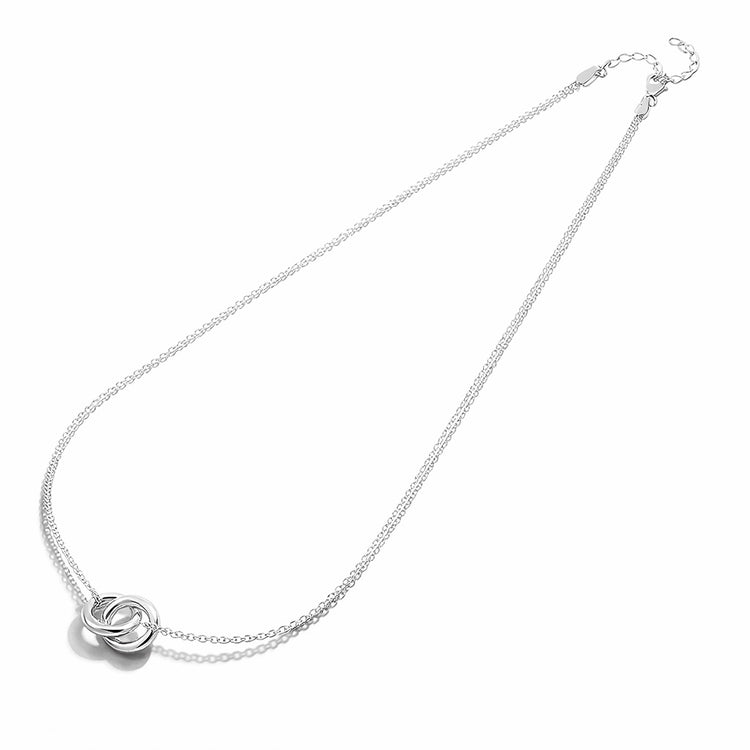 Silverhalsband med dubbla ringar i kedjor.