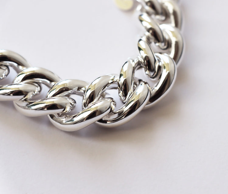 närbild på länkar i en kedja som är stor och kraftig.