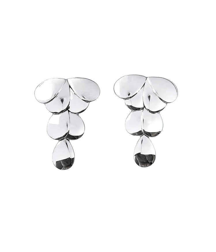 Stora silverörhängen med hängande vingar som är fästa omlott i lager.