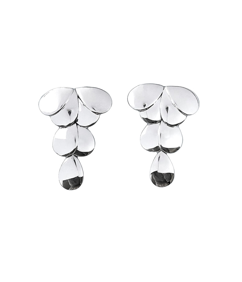 Stora silverörhängen med hängande vingar som är fästa omlott i lager.