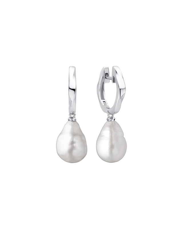 Örhängen med ringar som har vriden form och hängande naturliga pärlor.