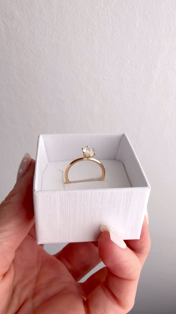 Video som visar en guldring med oval diamant 0,75 ct