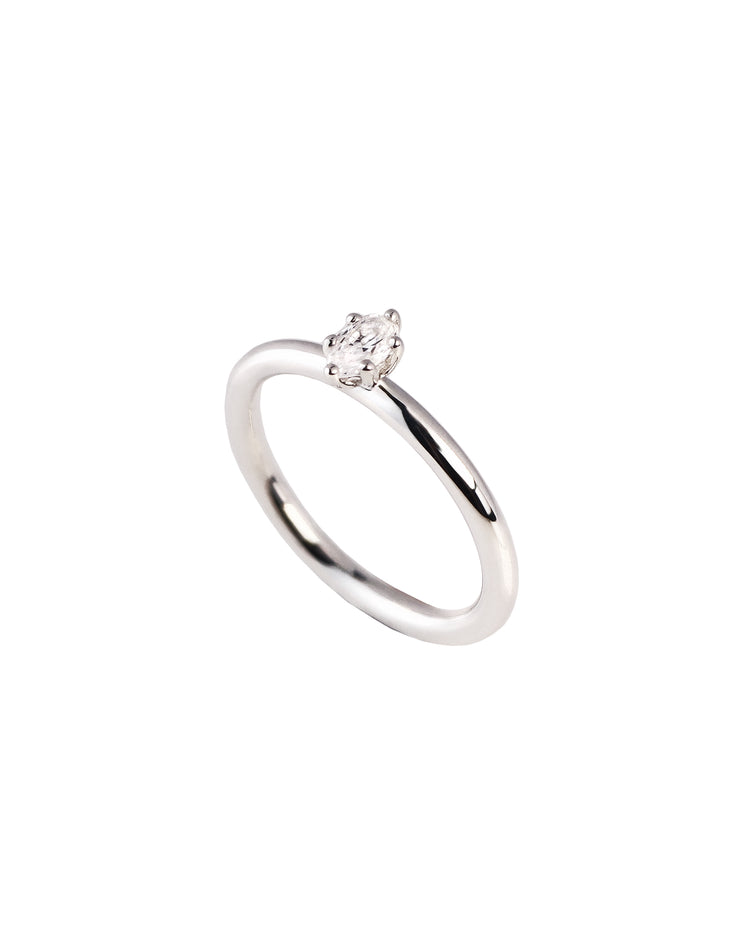 Diamantring med oval diamant.