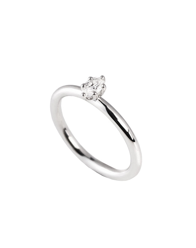 Ring med oval diamant.