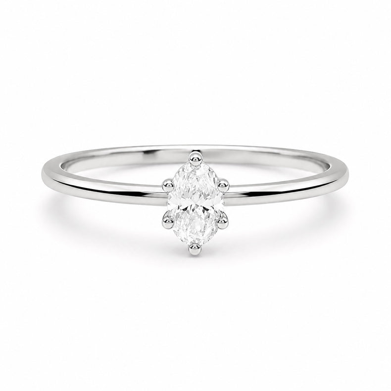 Diamantring med oval diamant i 18k. vitguld.