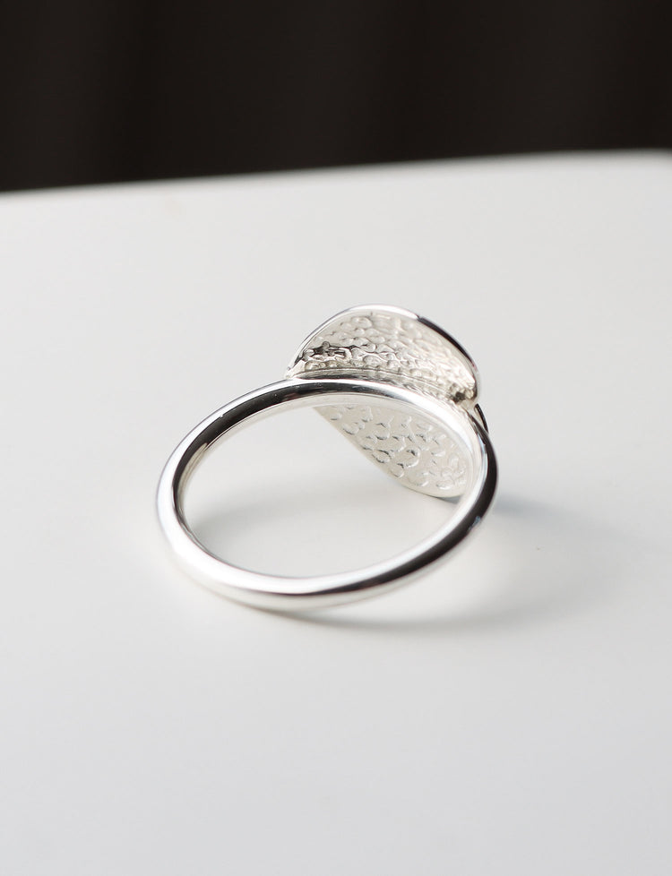 Silverring med hamrad baksida.